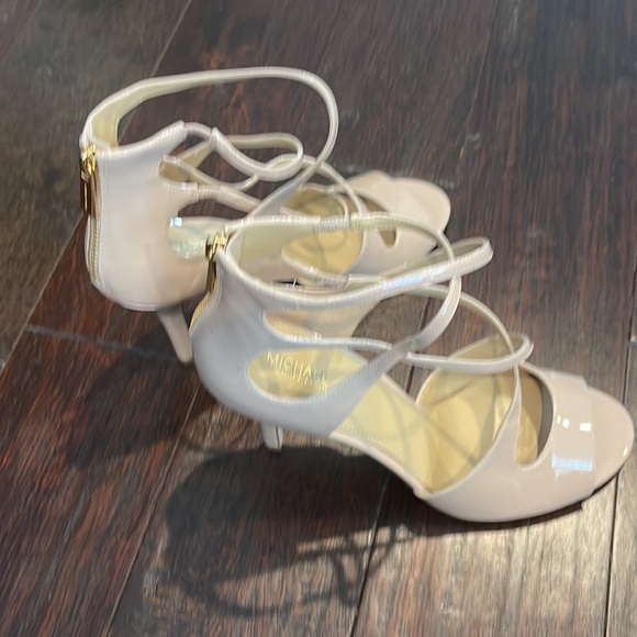 NWT Gorgeous Strapy Cream Michael Kors Heels - Picture 2 of 8